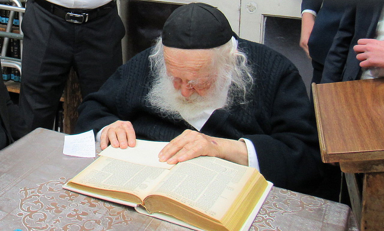 מרן הגר"ח שקוע בלימוד