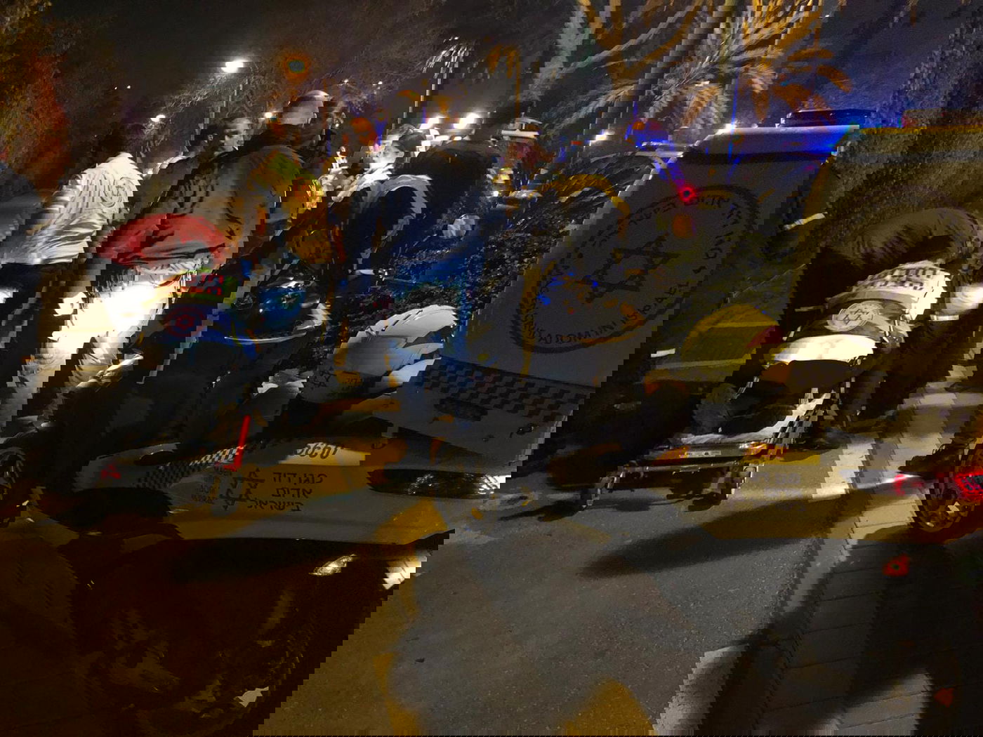 זירת האסון. פינוי הצעיר תוך כדי החייאה