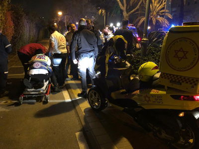 זירת האסון. פינוי הצעיר תוך כדי החייאה