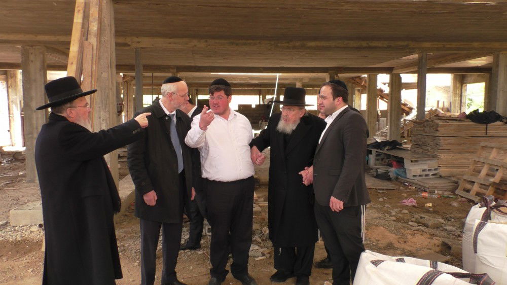 הגרב"מ פצח בריקוד עם הנדיבים באתר הבנייה • צפו
