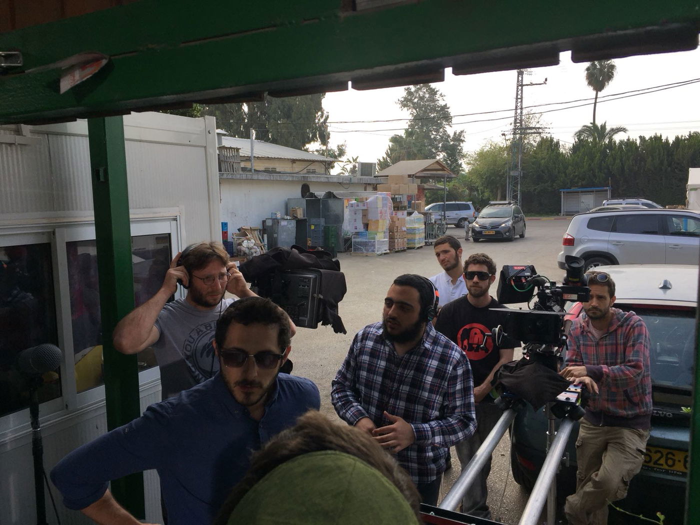 לא מתפשר. אנטבי והצוות על הסט