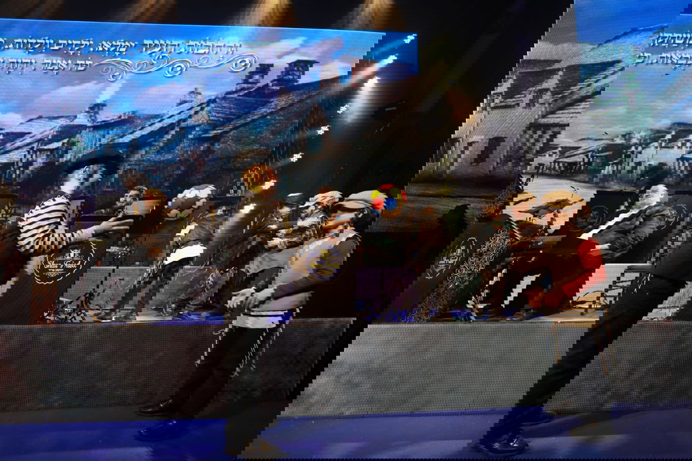 צאנז לבשה חג: תיעוד הכינוס והכנסת ספר תורה