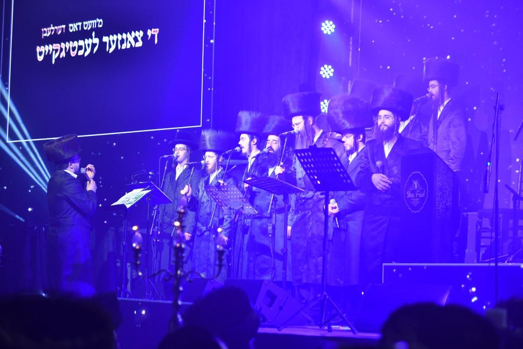 צאנז לבשה חג: תיעוד הכינוס והכנסת ספר תורה