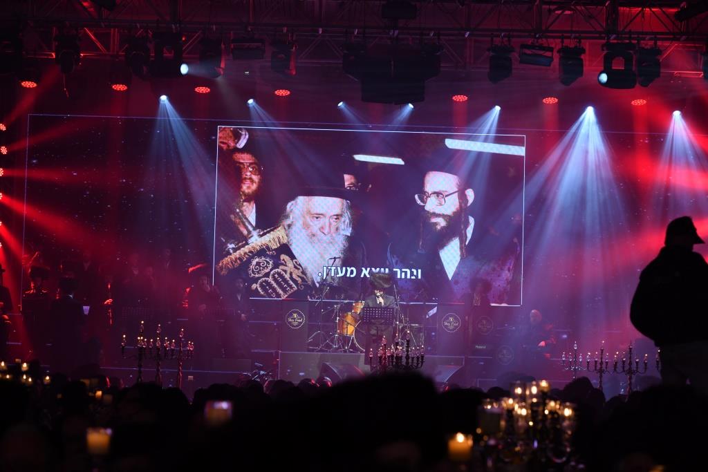 צאנז לבשה חג: תיעוד הכינוס והכנסת ספר תורה