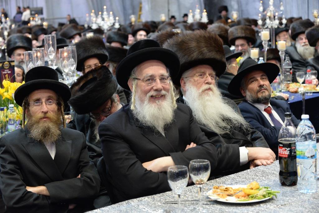 צאנז לבשה חג: תיעוד הכינוס והכנסת ספר תורה