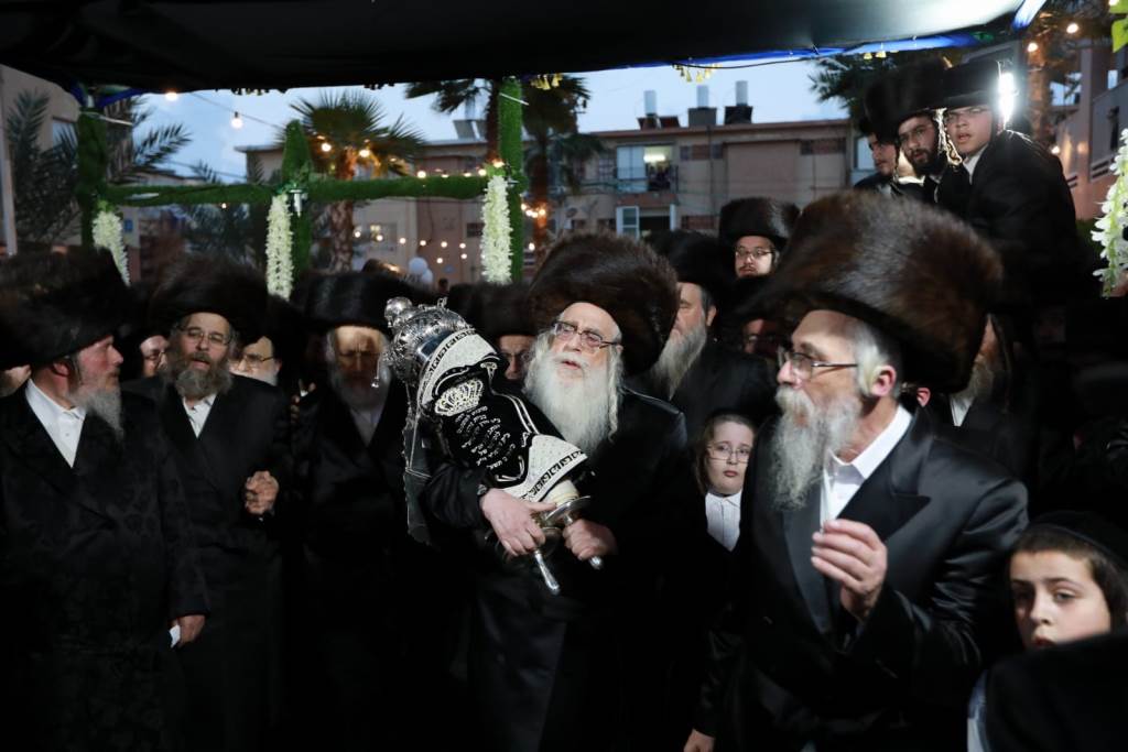 צאנז לבשה חג: תיעוד הכינוס והכנסת ספר תורה