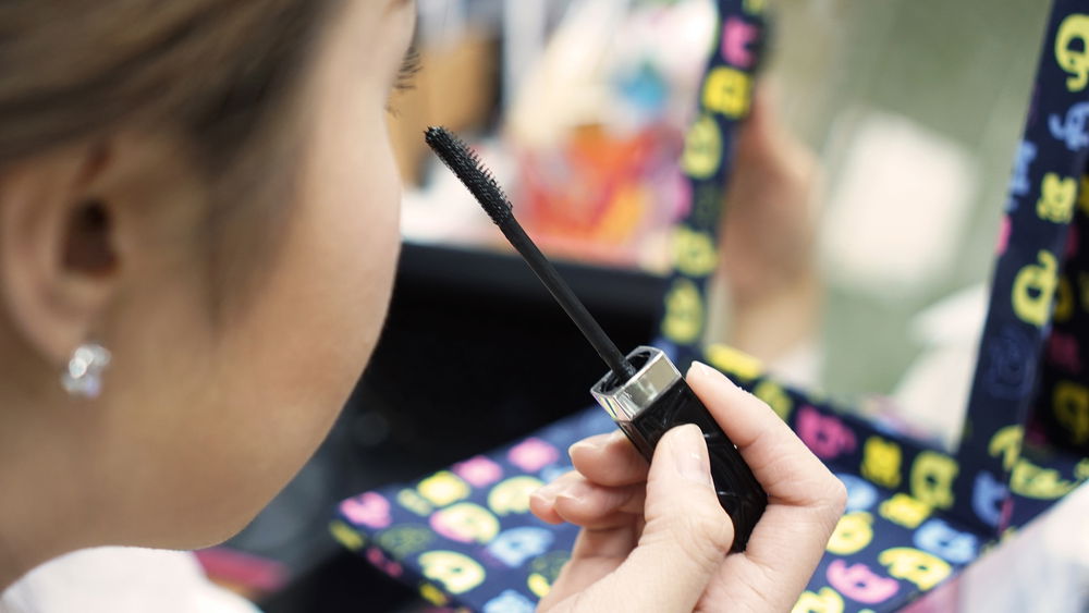 טריק הקונסילר שיגרום לריסים שלך לבלוט במיוחד