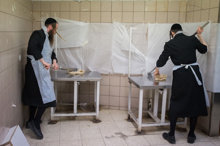 מאפיית מצות, אילוסטרציה