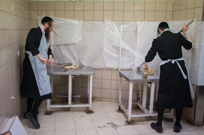 מאפיית מצות, אילוסטרציה