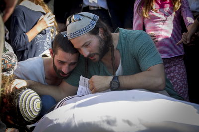 שלומי, מימין, בהלווית אביו