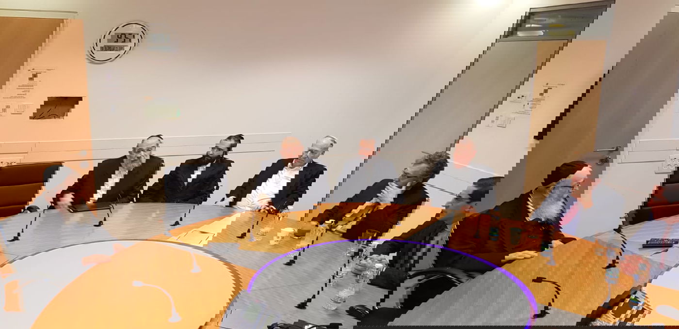 המשלחת בת 6 המומחים העולמיים בתחום השתלת האיברים במשרדי מדאסיס