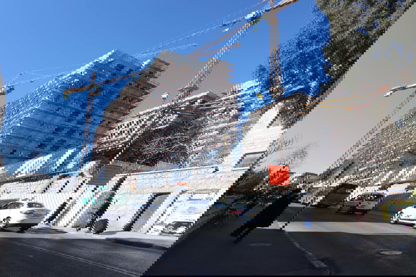 הבניינים המתנשאים לרום גובהם, מחופים כעת שטחים נכבדים מחזיתותיהם