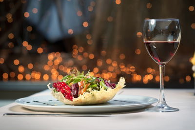 הטריק הגאוני לשמור על כוס יין קרה, ללא קרח