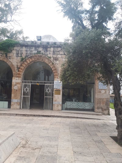 קבר רבן גמליאל ביבנה, היום בבוקר