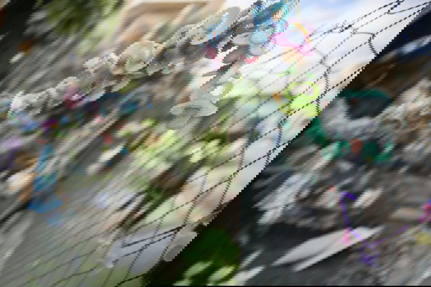 אלפי המוצצים תלוים בחצר הבית בירושלים