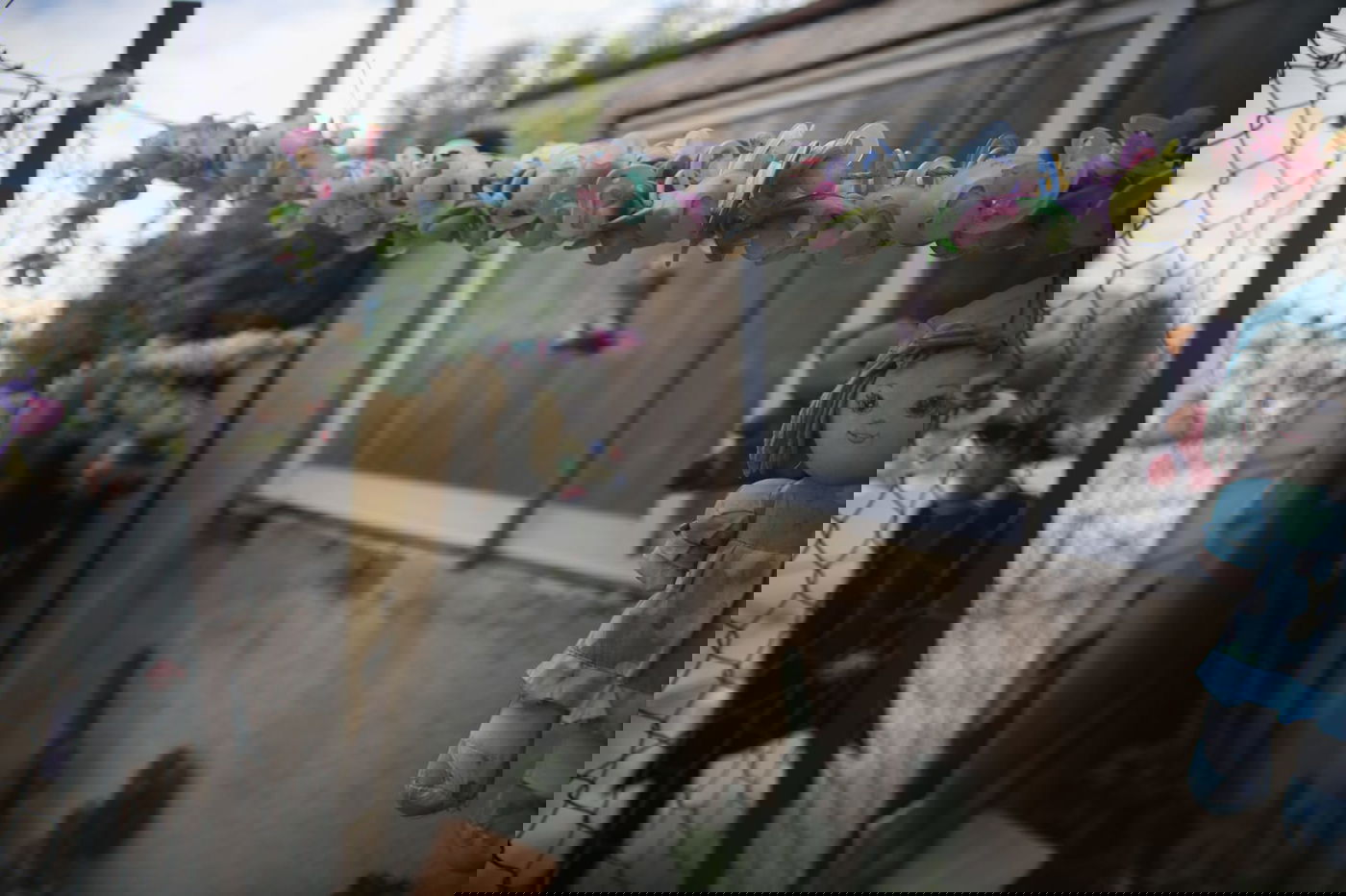 אלפי המוצצים תלוים בחצר הבית בירושלים