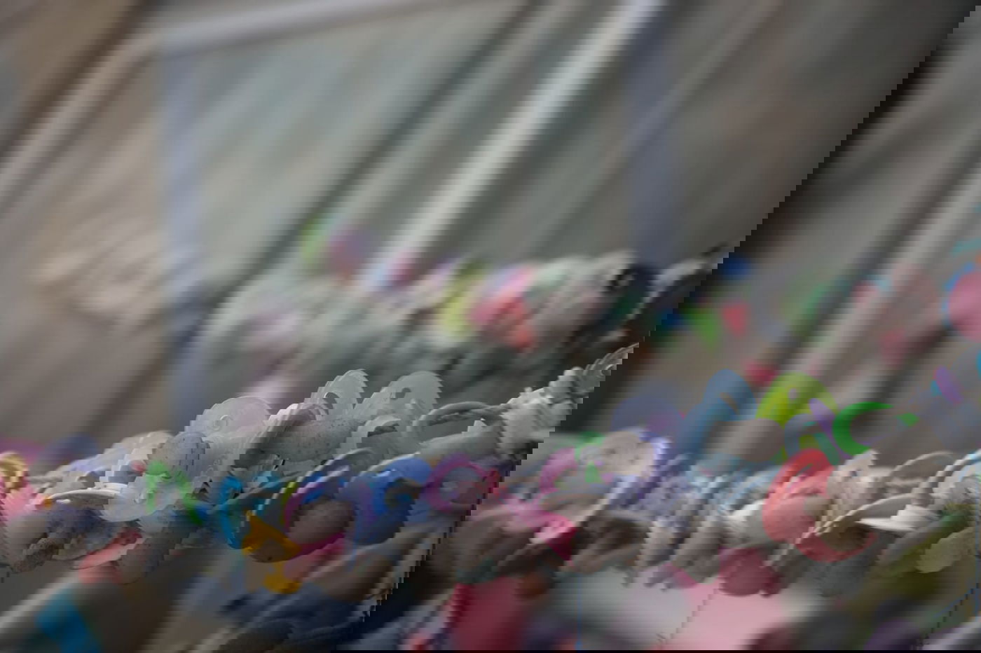 אלפי המוצצים תלוים בחצר הבית בירושלים