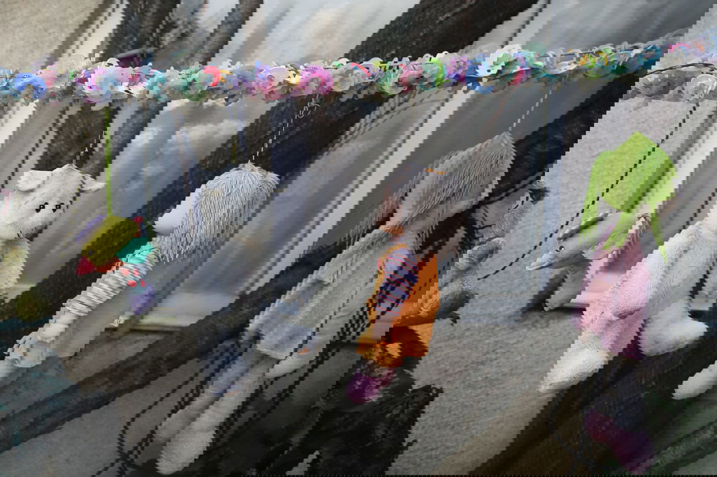 אלפי המוצצים תלוים בחצר הבית בירושלים