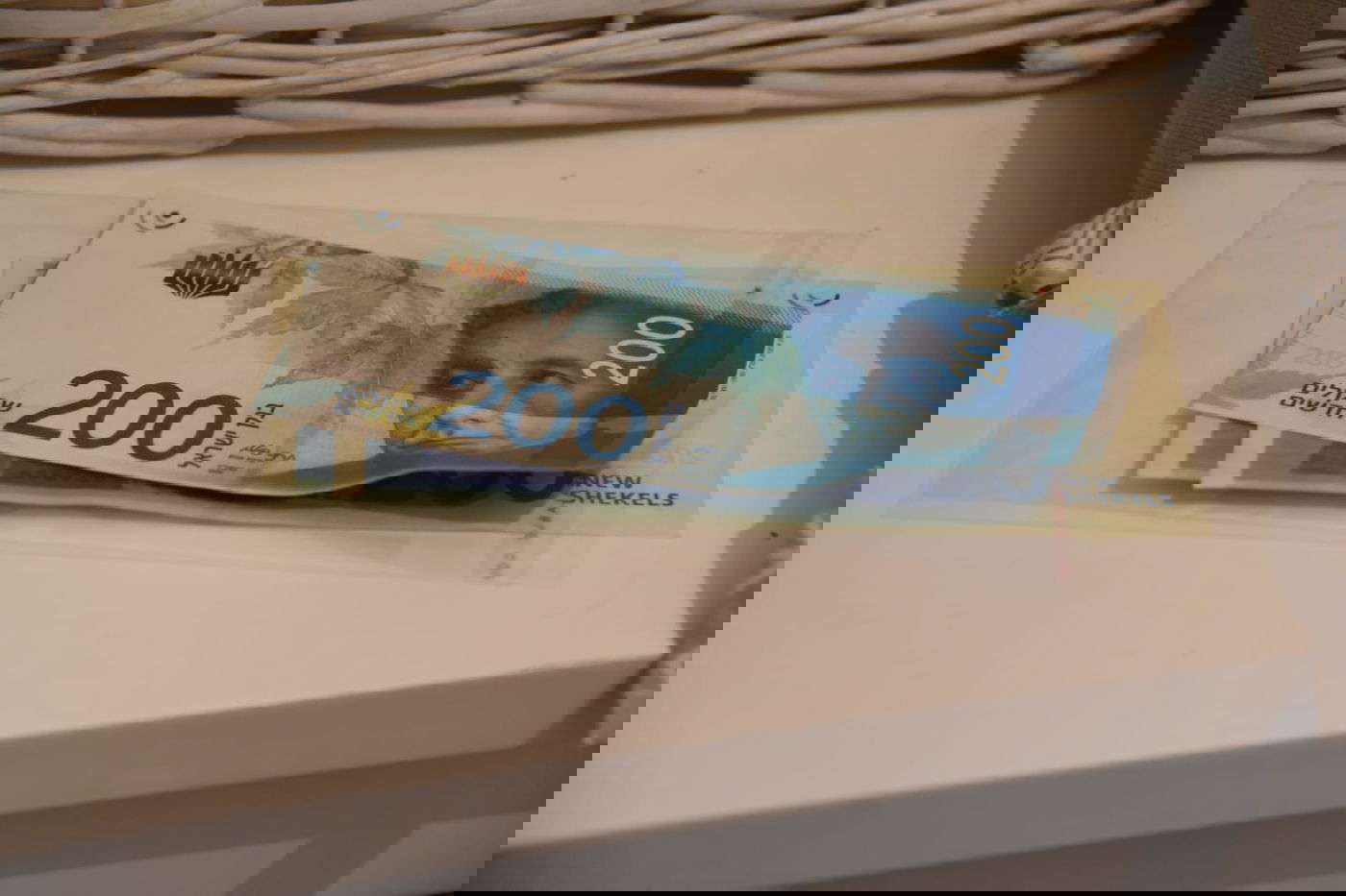 צפו: נתפסו מזייפים שטרות והשליכו מהחלון