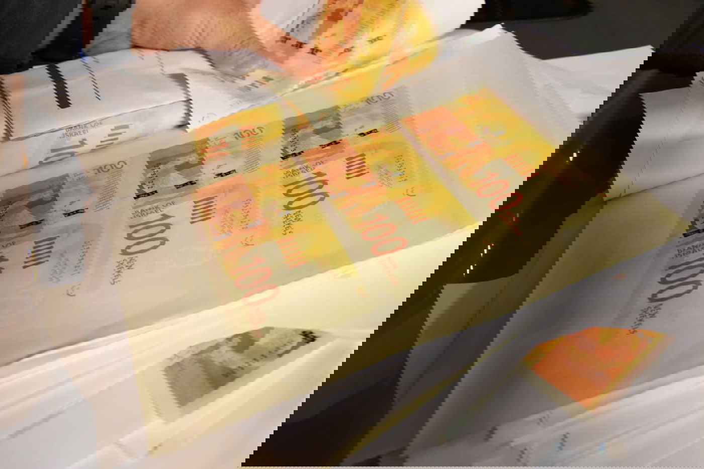 צפו: נתפסו מזייפים שטרות והשליכו מהחלון