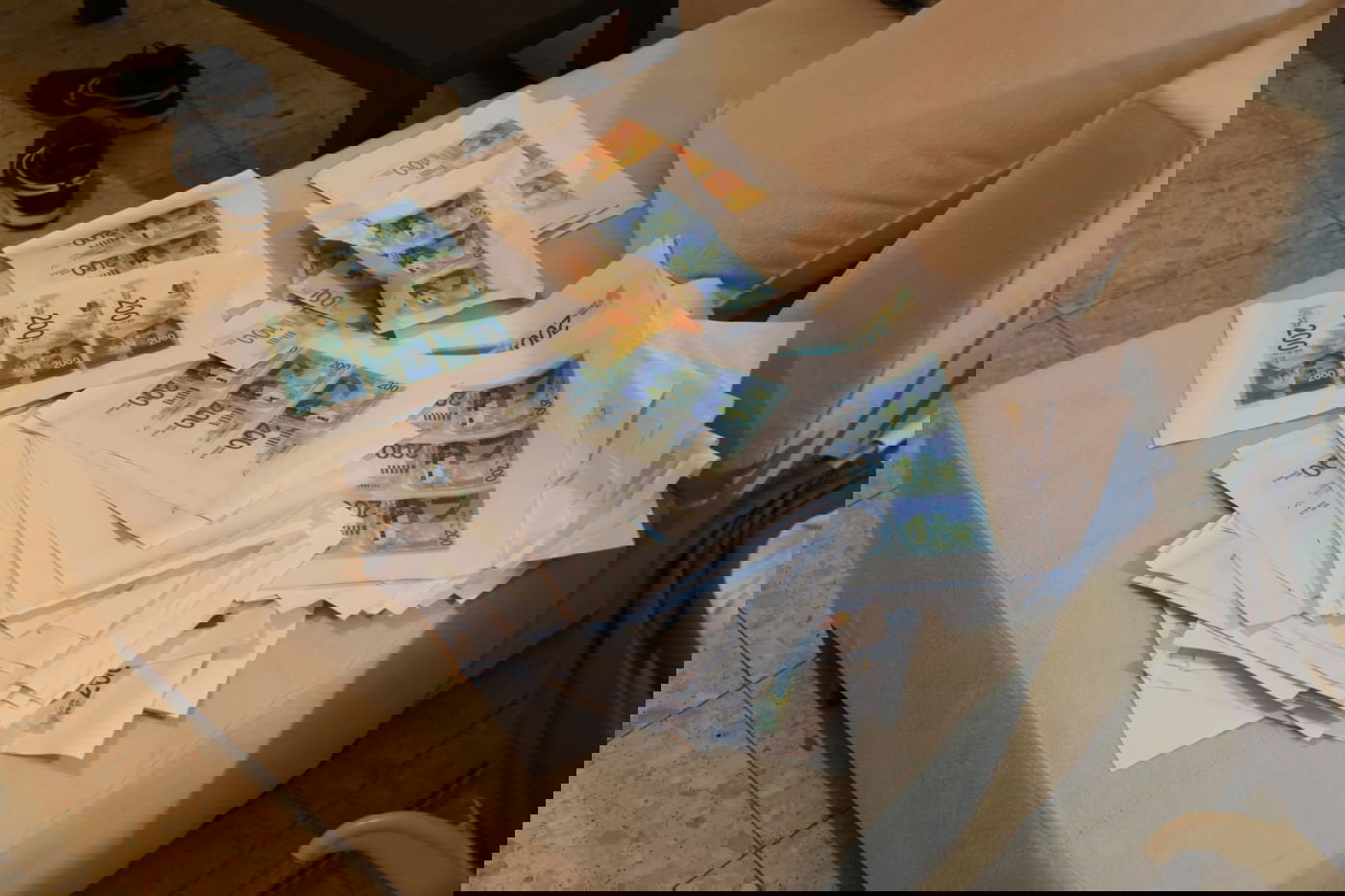 צפו: נתפסו מזייפים שטרות והשליכו מהחלון