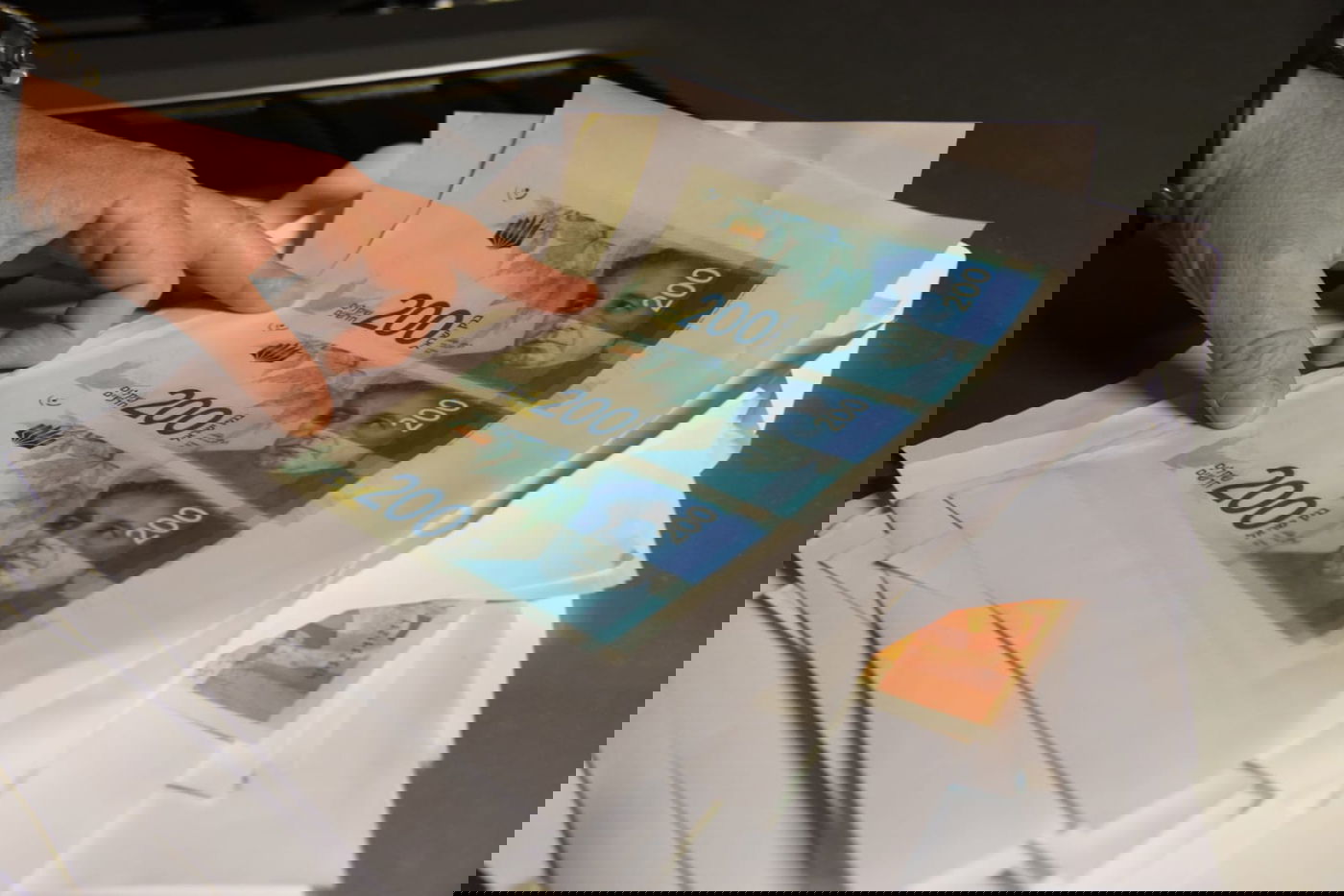 צפו: נתפסו מזייפים שטרות והשליכו מהחלון