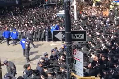 הכרזה: "בעלי סמארטפונים, אפילו מסוננים, לא יגעו בארון"