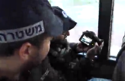 השוטרים צילמו מהאוטובוס את נהגי הרכב
