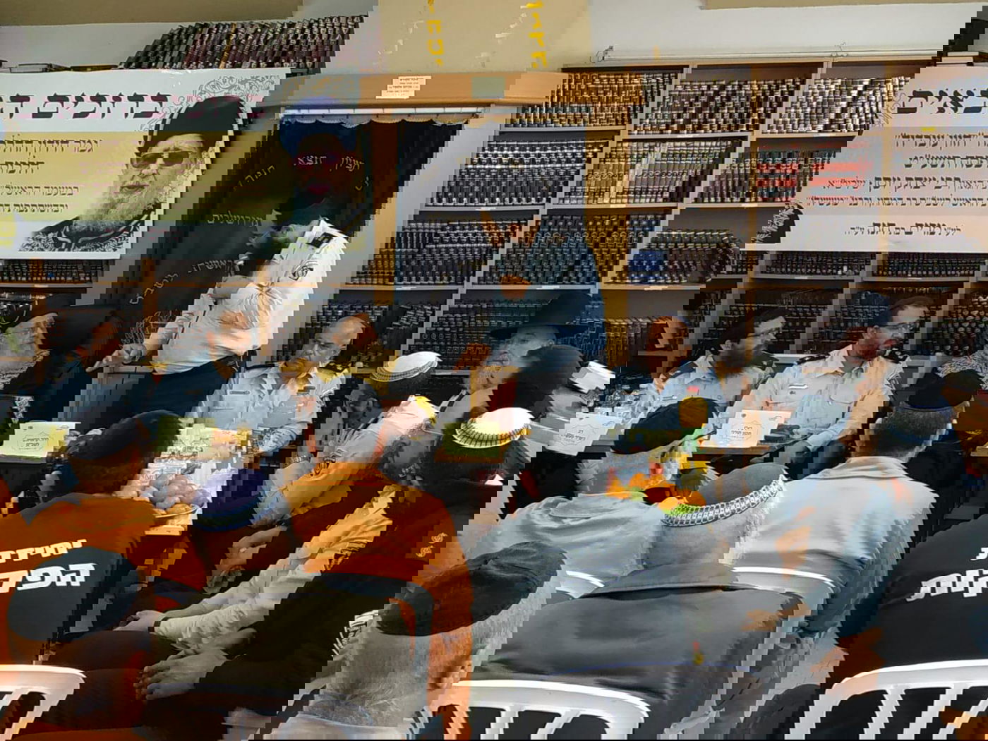 צפו: חידון הלכות פסח לאסירי כלא מעשיהו