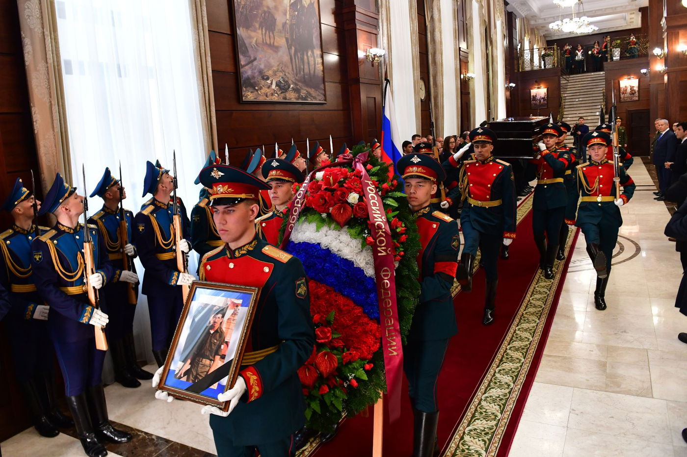 רוסיה העבירה את הסרבל והנעליים של באומל בתוך ארון