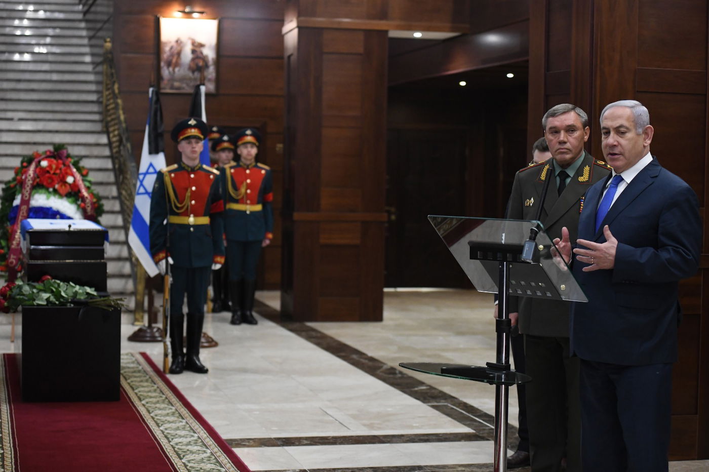 רוסיה העבירה את הסרבל והנעליים של באומל בתוך ארון