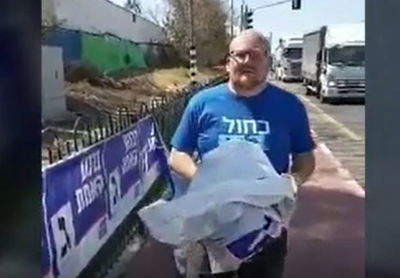 צפו: פעיל 'כחול לבן' תולש מודעות של 'יהדות התורה'