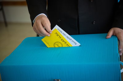 מבט המצורע על הבחירות והזיהום שסביבן