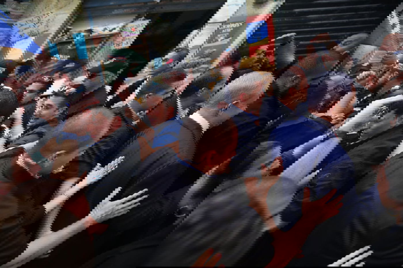 נתניהו  לחוץ? יצא לשכנע בשוק מחנה יהודה