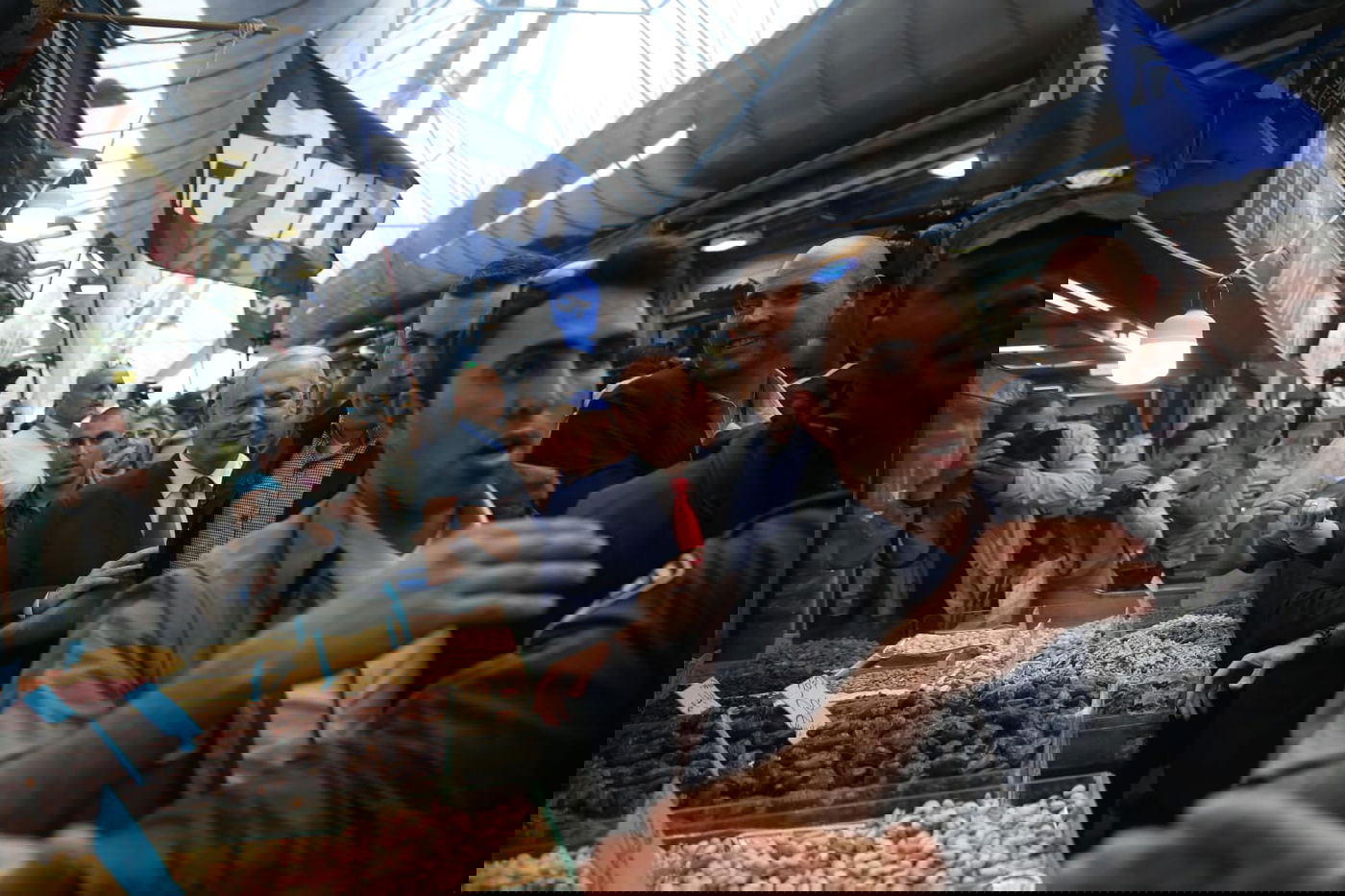 נתניהו  לחוץ? יצא לשכנע בשוק מחנה יהודה