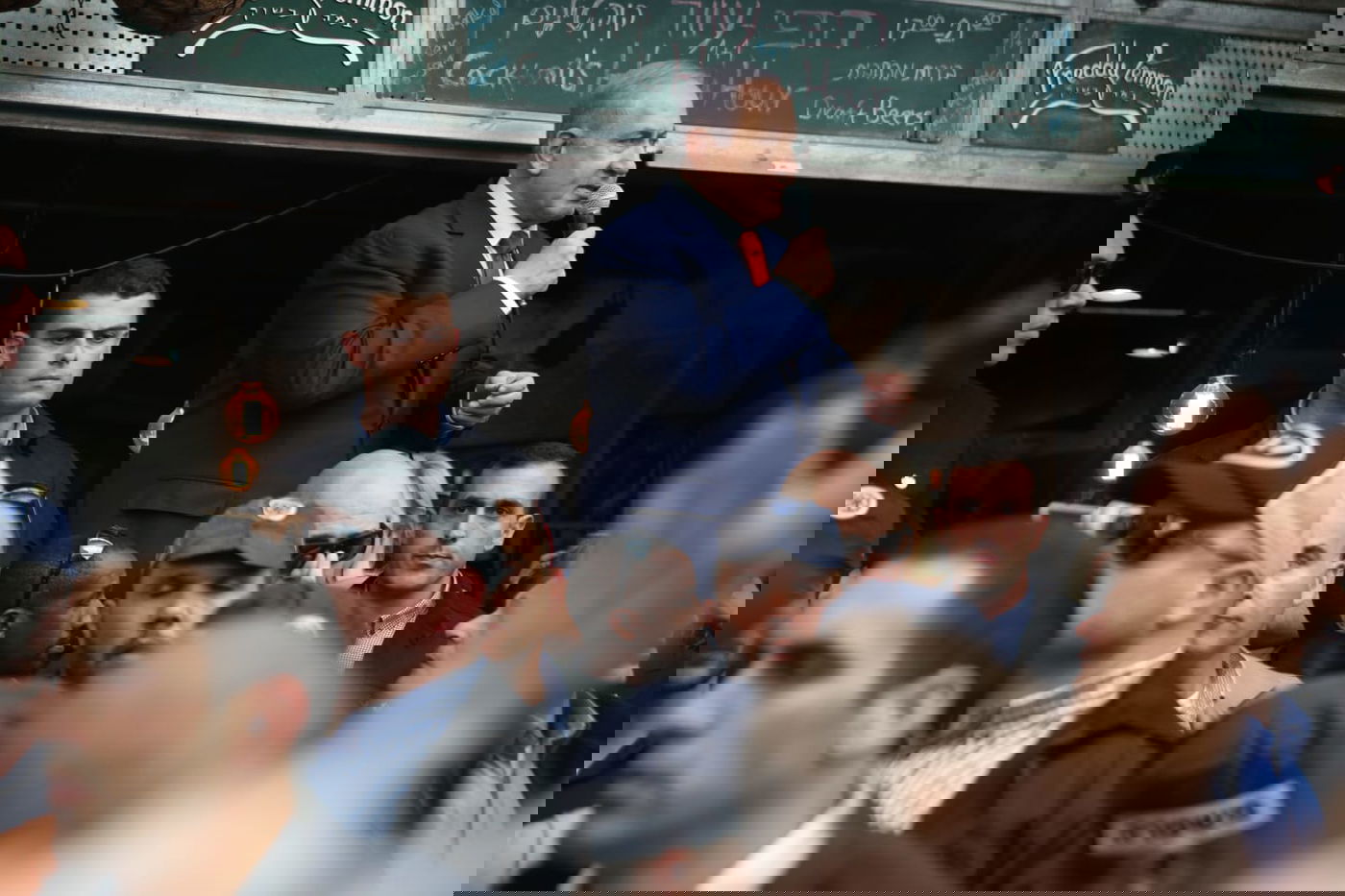 נתניהו  לחוץ? יצא לשכנע בשוק מחנה יהודה