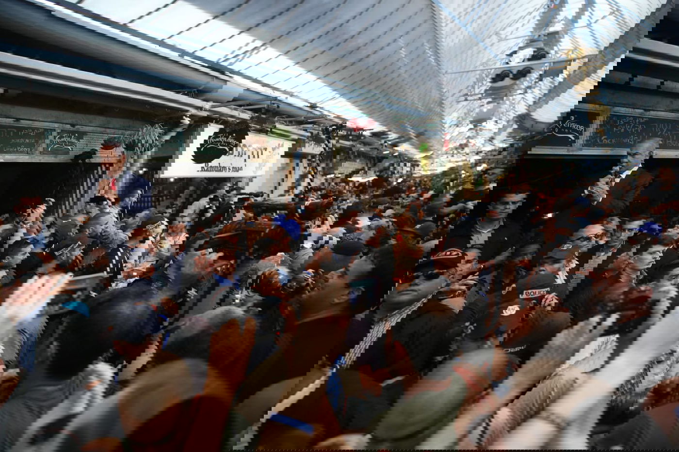 נתניהו  לחוץ? יצא לשכנע בשוק מחנה יהודה