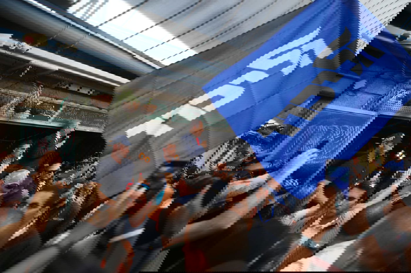 נתניהו  לחוץ? יצא לשכנע בשוק מחנה יהודה