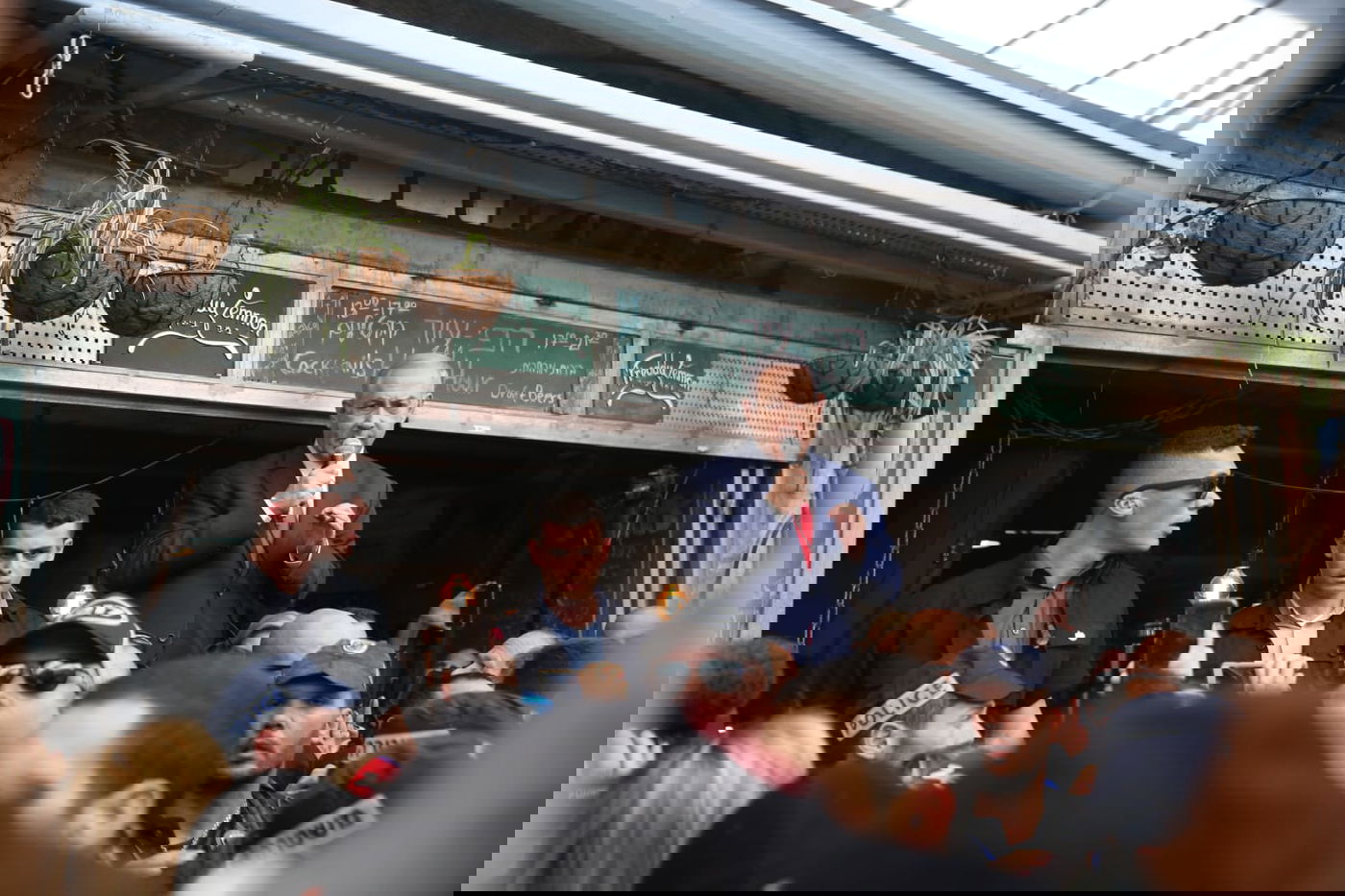 נתניהו  לחוץ? יצא לשכנע בשוק מחנה יהודה