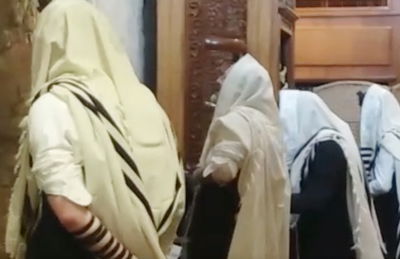 צפו: התפילה של אריה דרעי במנהרות הכותל