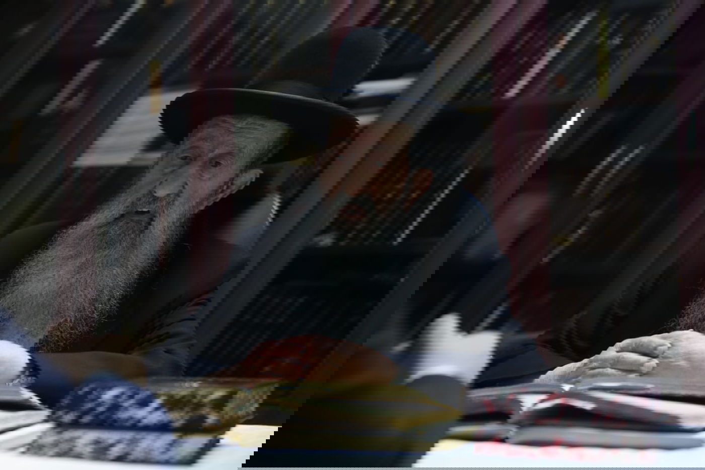 הגאון רבי בן ציון מוצפי בשיחה ל'כיכר השבת'