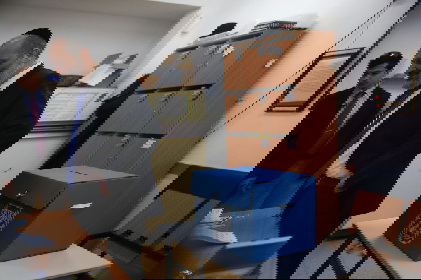 השר אריה דרעי התפלל בקבר מרן והצביע בהר נוף