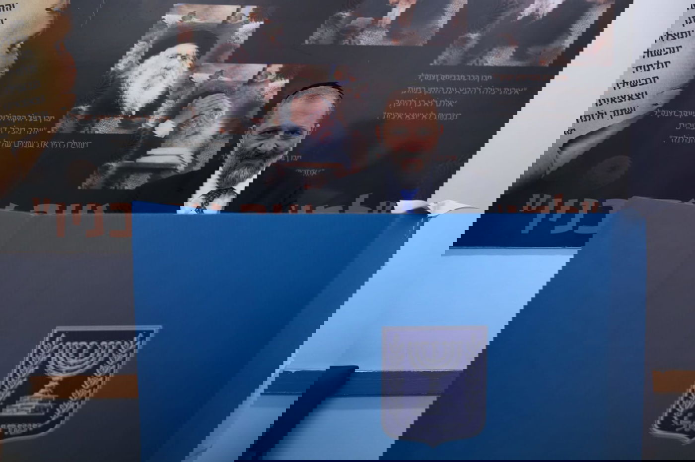 השר אריה דרעי התפלל בקבר מרן והצביע בהר נוף