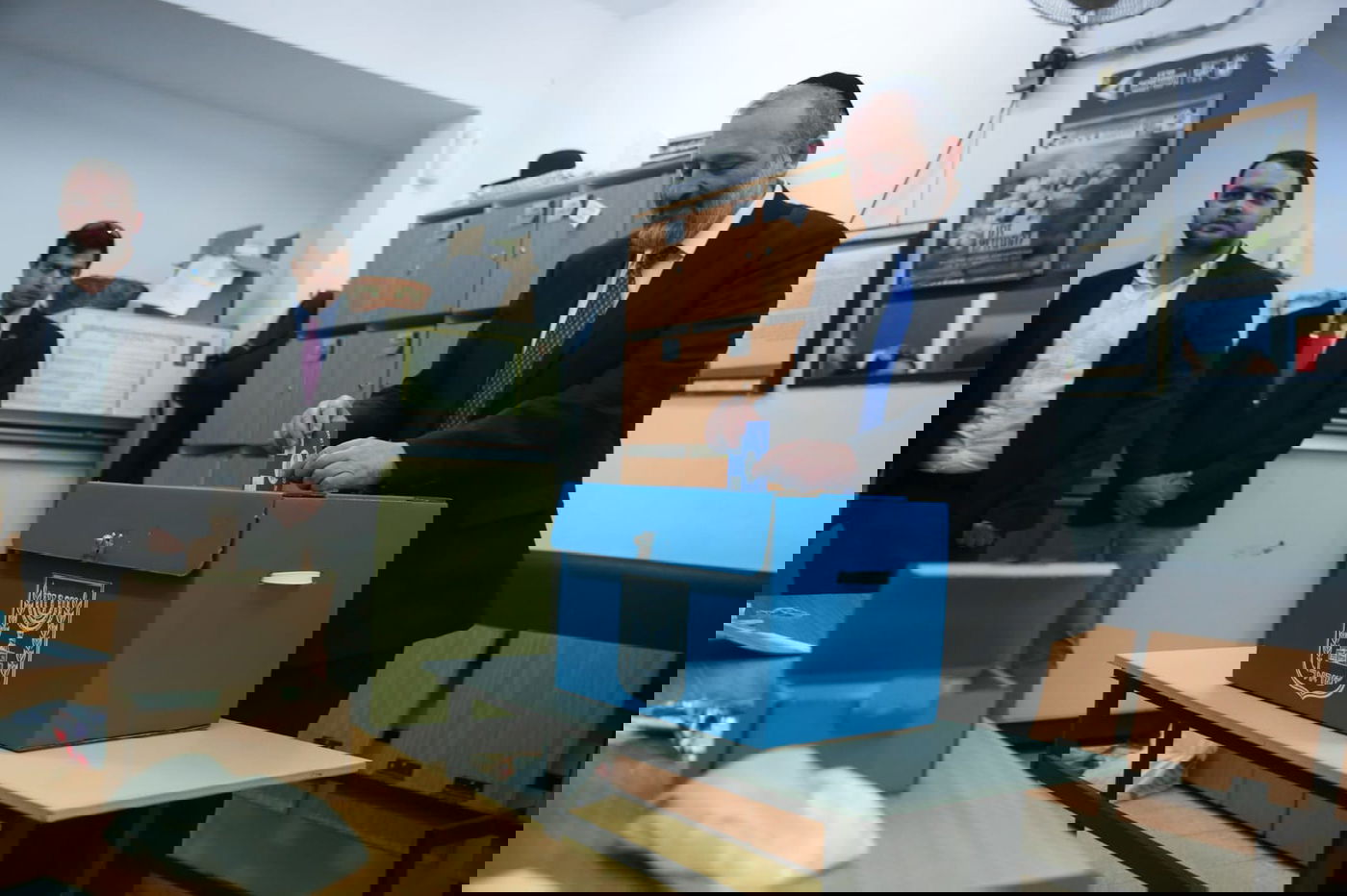 השר אריה דרעי התפלל בקבר מרן והצביע בהר נוף