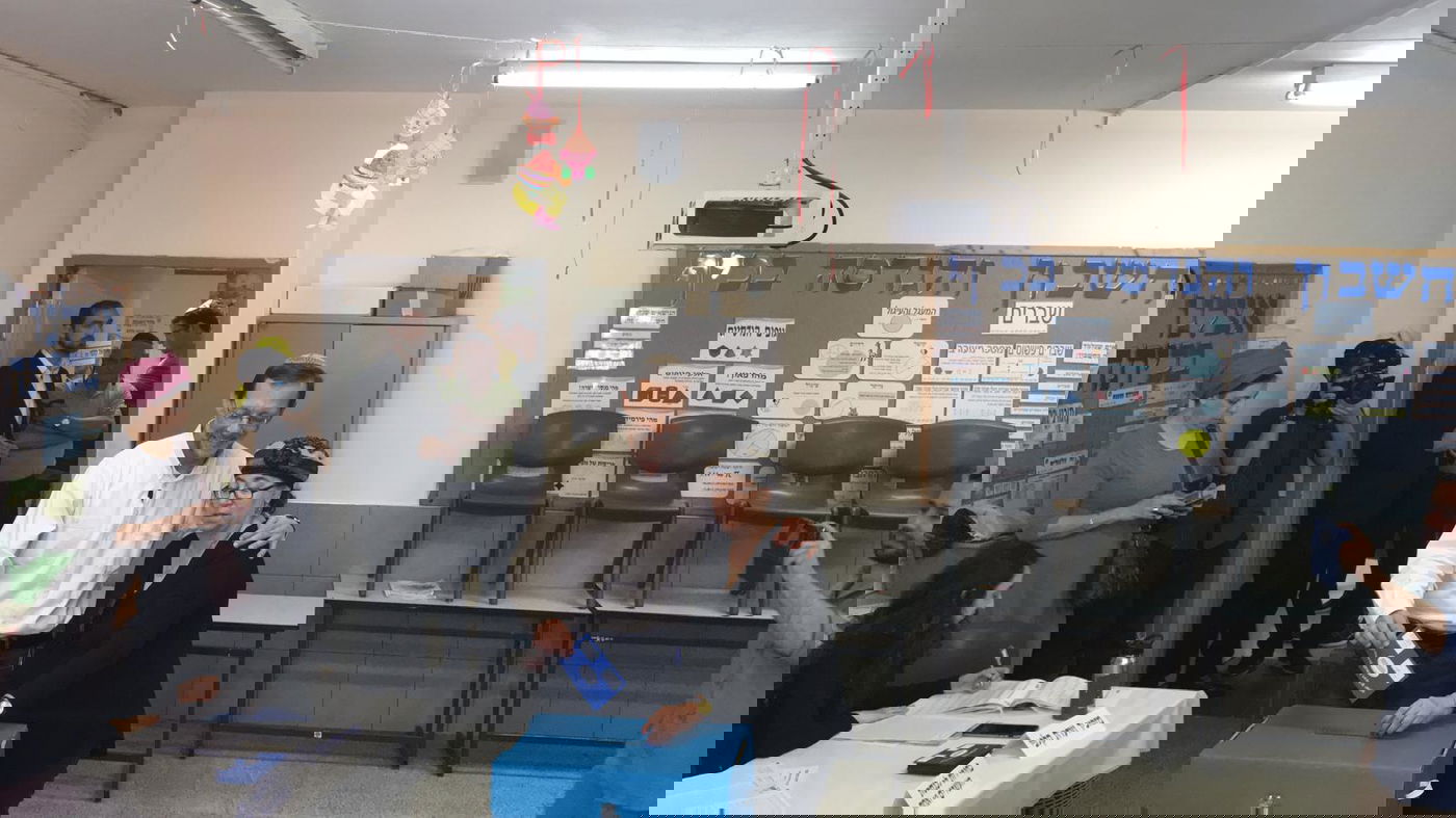 ישראל בוחרת • שעה וחצי לסגירת הקלפיות - 52% הצבעה