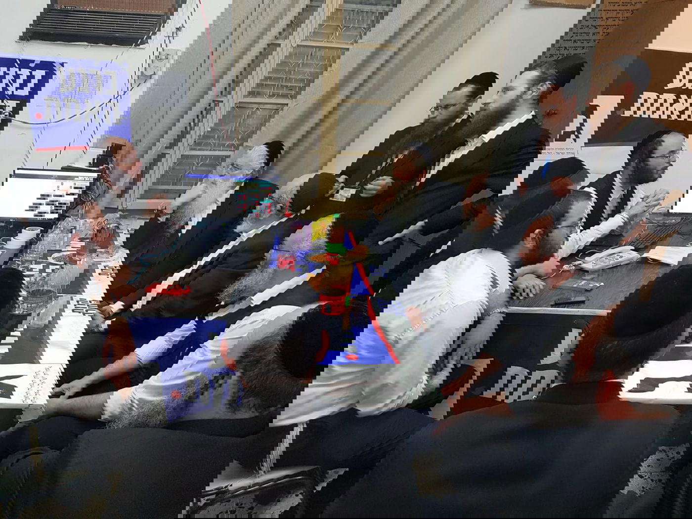 ישראל בוחרת • שעה וחצי לסגירת הקלפיות - 52% הצבעה