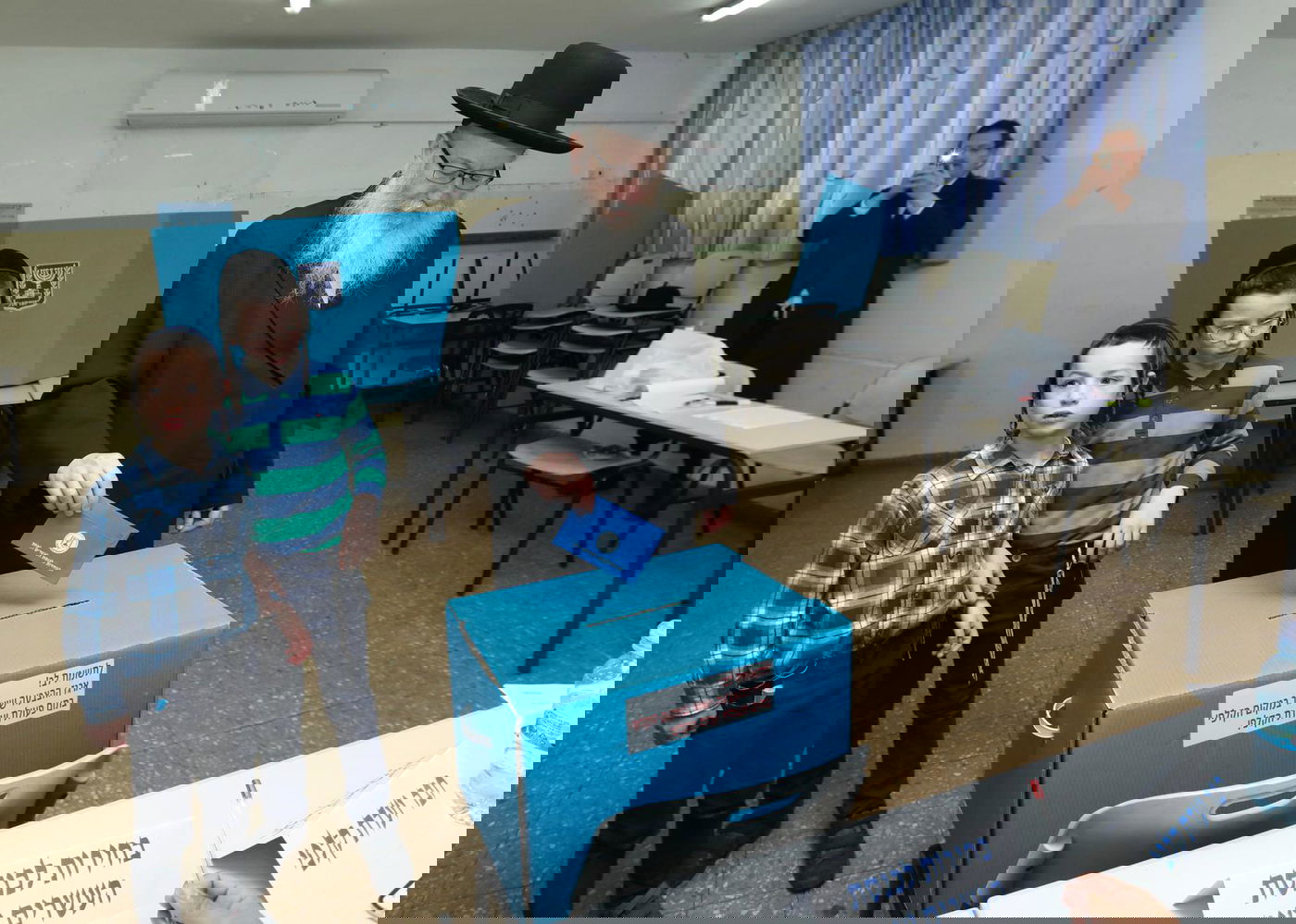 ישראל בוחרת • שעה וחצי לסגירת הקלפיות - 52% הצבעה