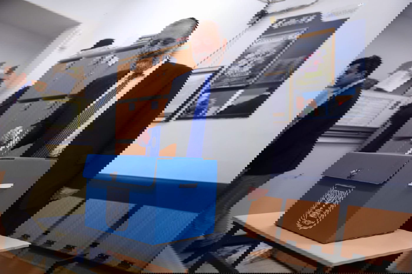 ישראל בוחרת • שעה וחצי לסגירת הקלפיות - 52% הצבעה