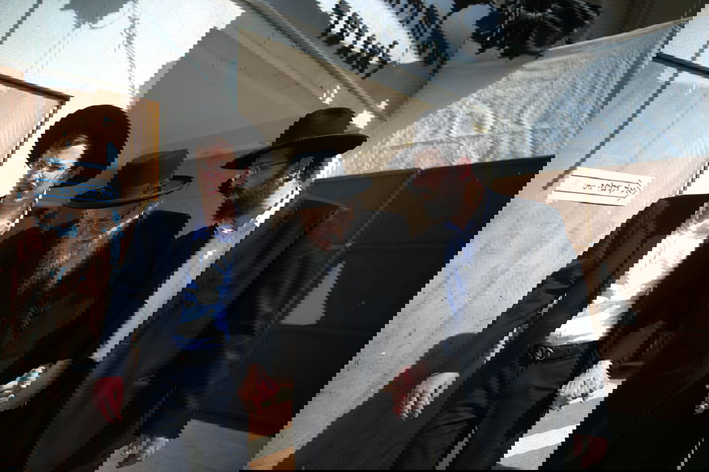 ראש הישיבה הגאון רבי יצחק שיינר בהצבעה וברכת האילנות