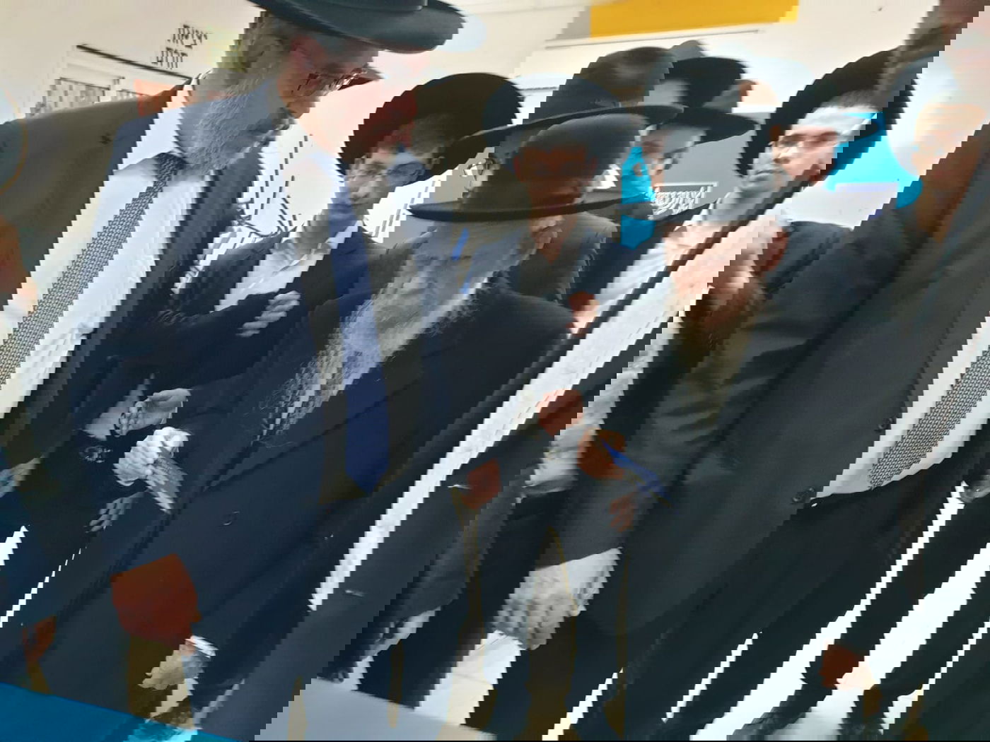 "מי רואה אותם יוצאים ואינו יוצא" • גלריה